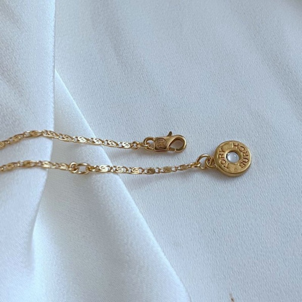 Tory Burch Elegant Gold Necklace with Heart and Disc Charms - Picture 7 of 7
